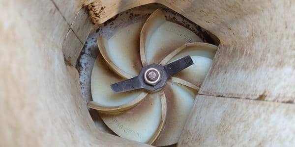 VonHaus.  Looking in through the suction tube.  Simple centrifugal fan to provide the suction with a small metal cutting blade to do the mulching